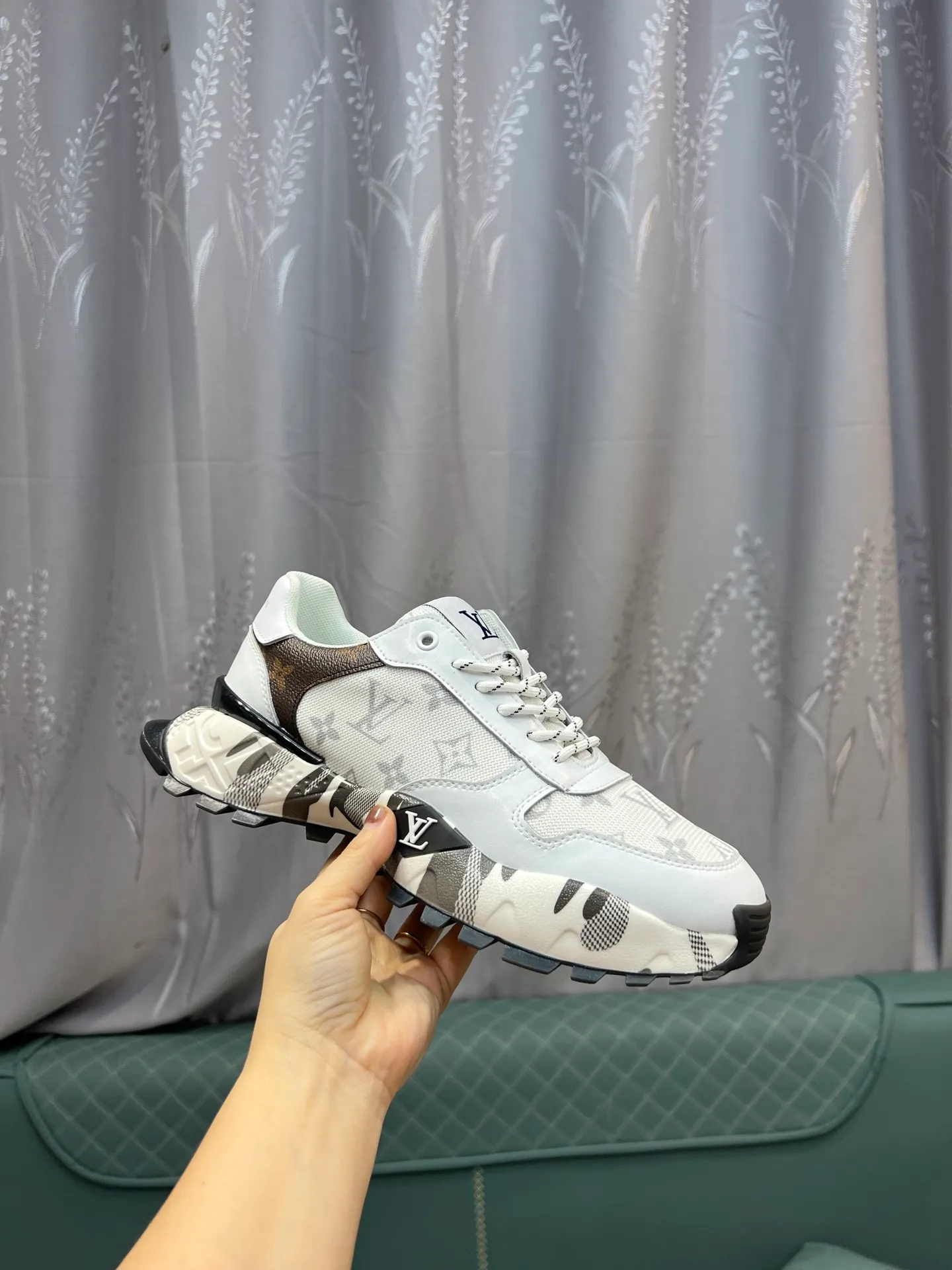 Men's shoes 💰440 [Lv] The latest casual men's shoes, high-quality workmanship, uppers made of cowhide, genuine leather insoles, fashionable rubber outsole, casual and fashionable, high-end quality, code number: 38-44. 45 can be customized and cannot be returned!